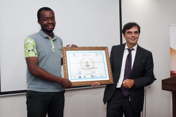 The representative of the European Union in Abidjan awarding the prize to the innovator LONO