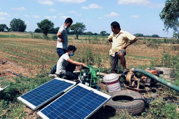 Pteah Baitong_Farmers working with solar pump and panel